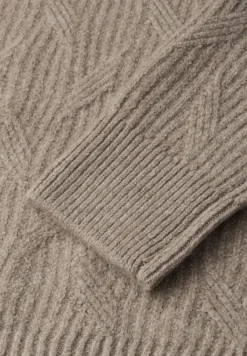 Pull structuré douillet