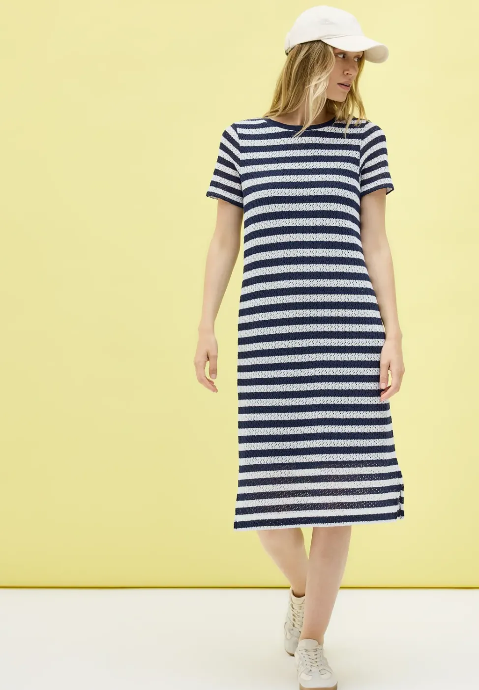 Robe ajourée rayée