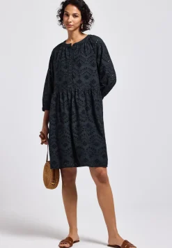 Robe avec broderie bouclée