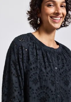 Robe avec broderie bouclée