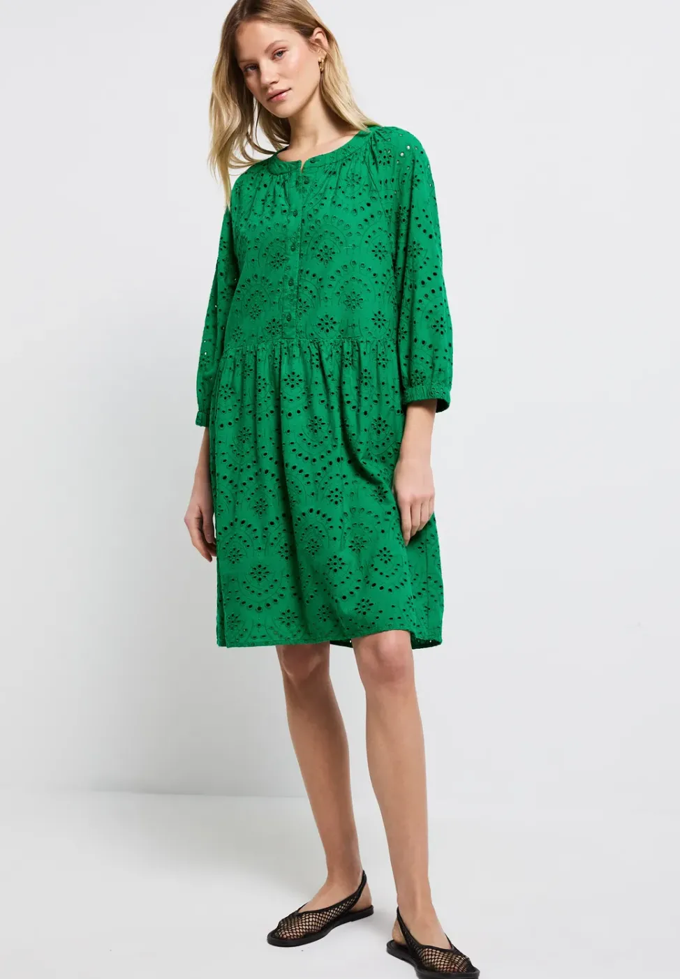 Robe avec broderie bouclée