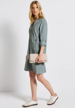 Robe en velours côtelé avec col fendu