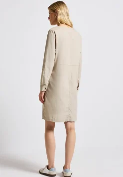 Robe en velours côtelé avec col fendu
