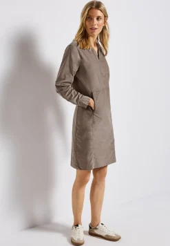 Robe en velours côtelé avec col fendu