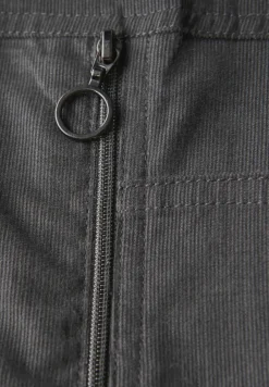 Robe en velours côtelé avec col fendu