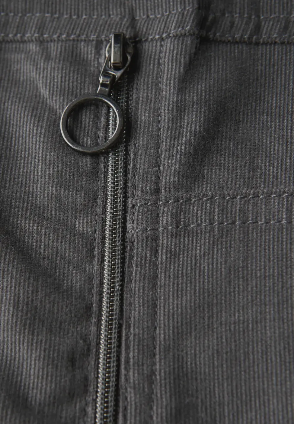 Robe en velours côtelé avec col fendu