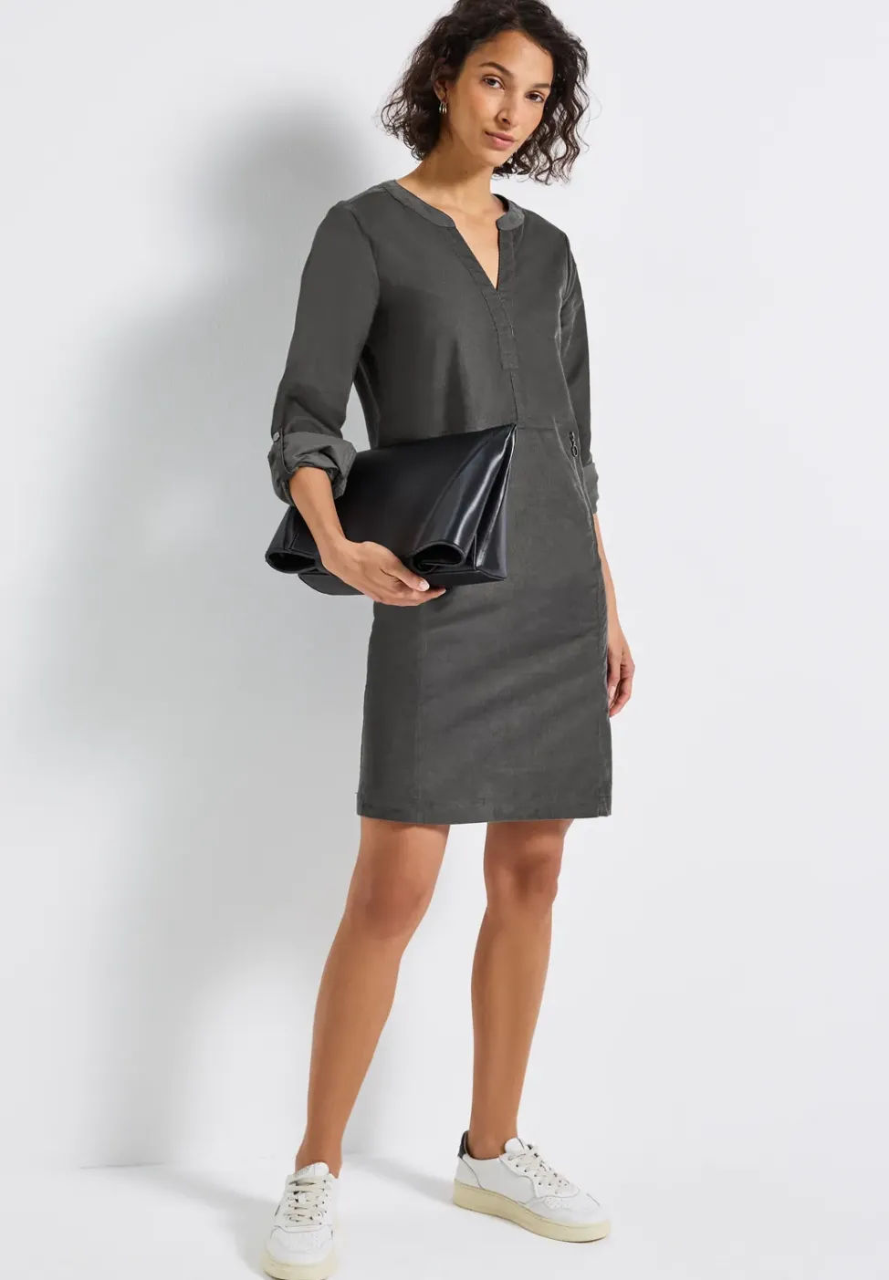 Robe en velours côtelé avec col fendu