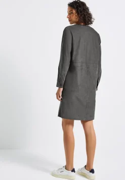 Robe en velours côtelé avec col fendu