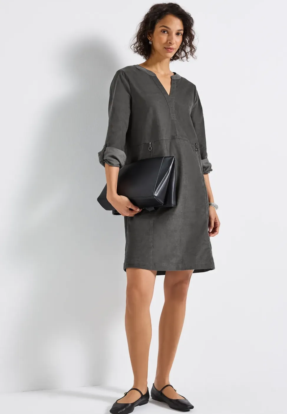 Robe en velours côtelé avec col fendu