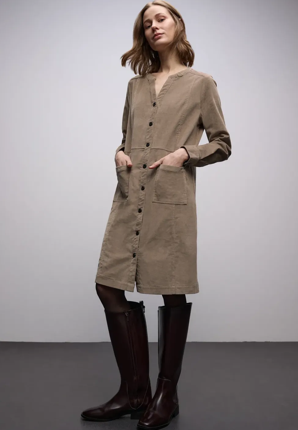 Robe en velours côtelé en couleur unie