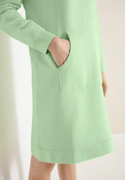 Robe à longueur de genou avec capuche