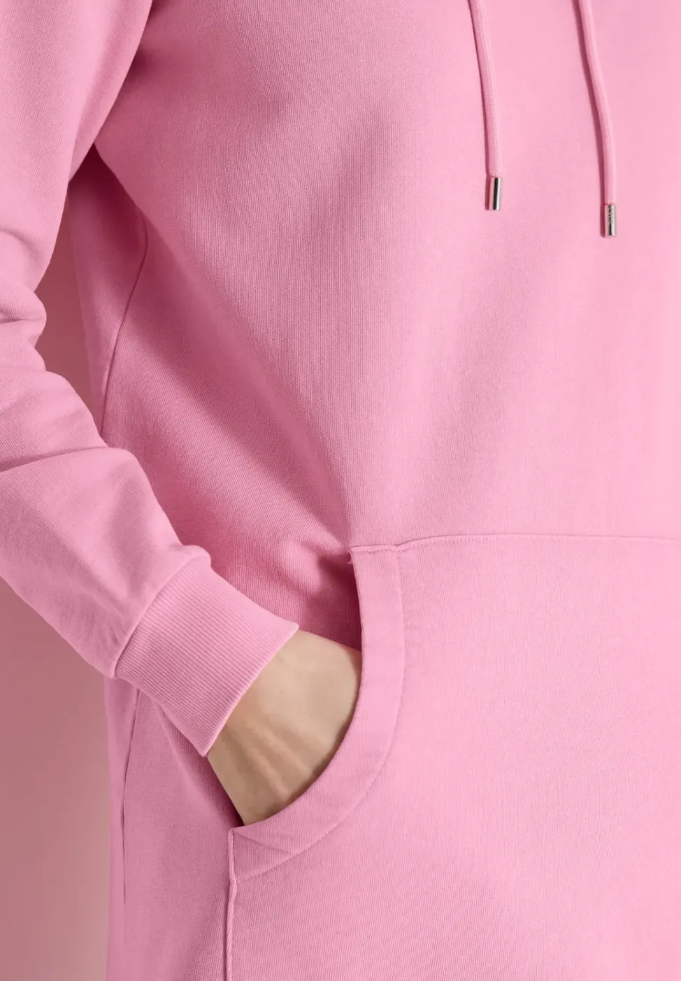 Robe à longueur de genou avec capuche