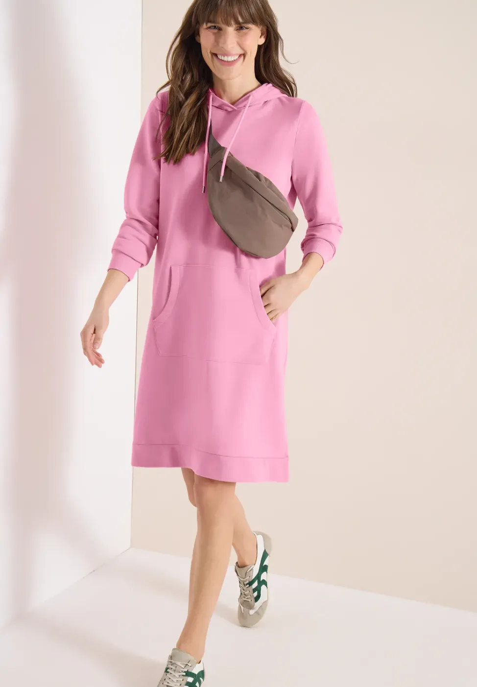 Robe à longueur de genou avec capuche