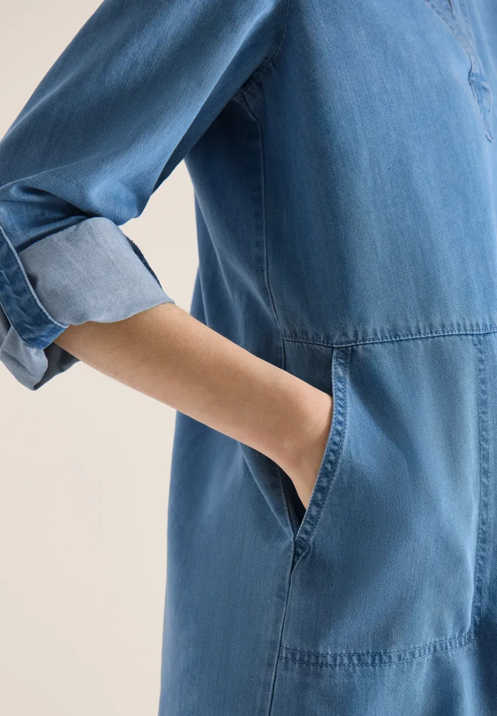 Robe à longueur de genou en look denim