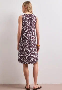 Robe à longueur de genou et col rond