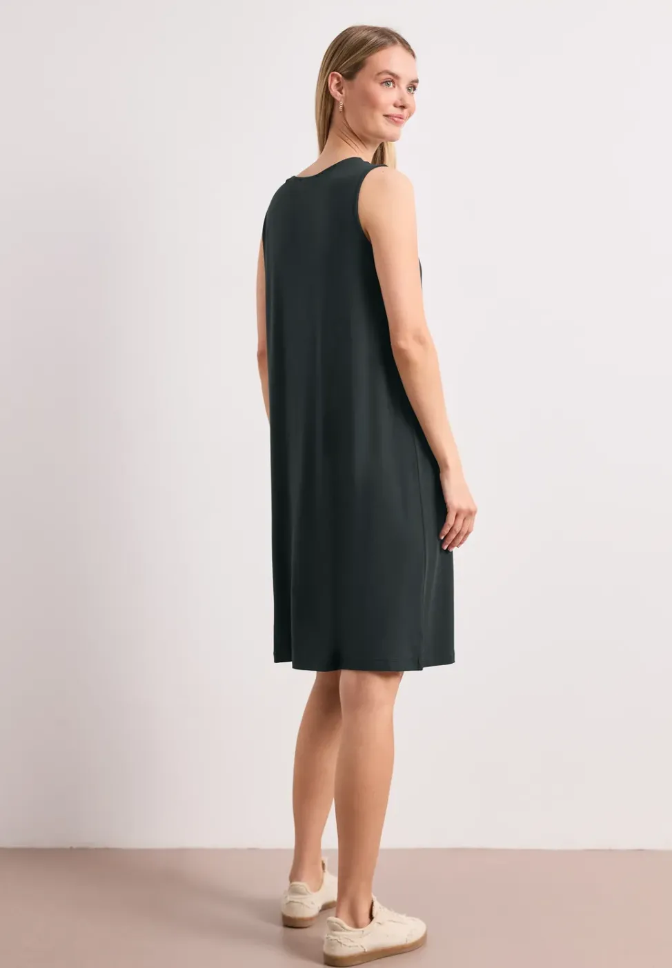 Robe longueur genou avec boucle décorative