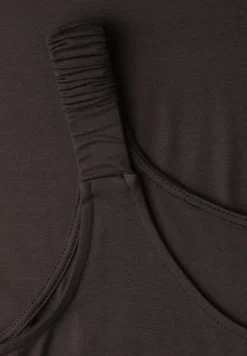 Robe longueur genou avec bretelles froncées
