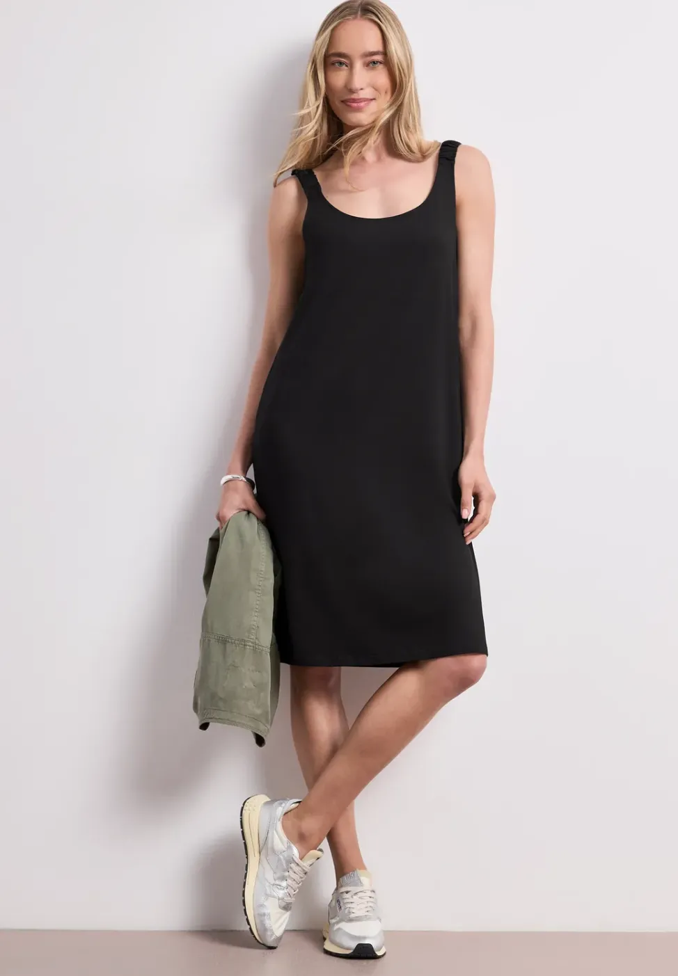 Robe longueur genou avec bretelles froncées
