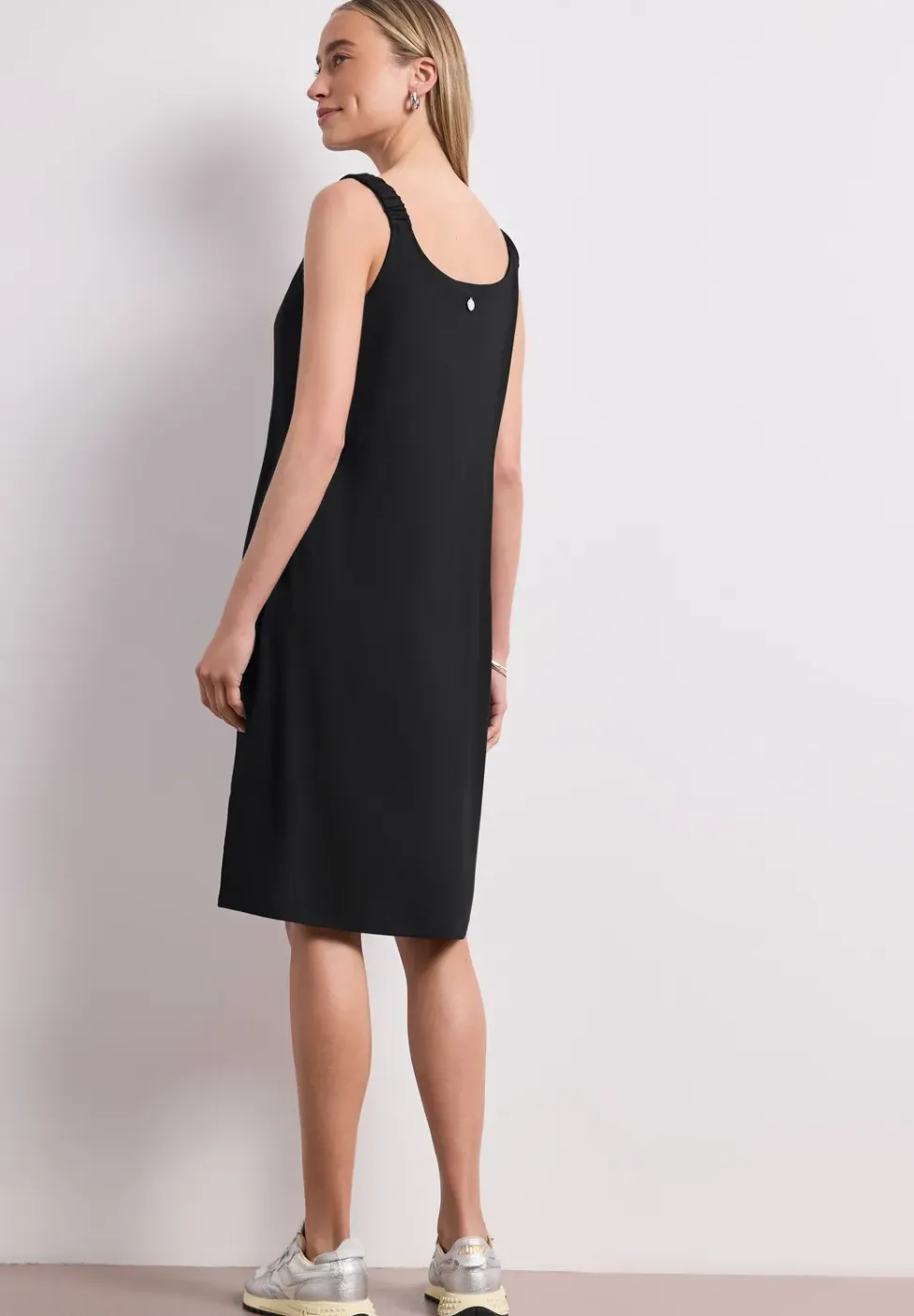 Robe longueur genou avec bretelles froncées
