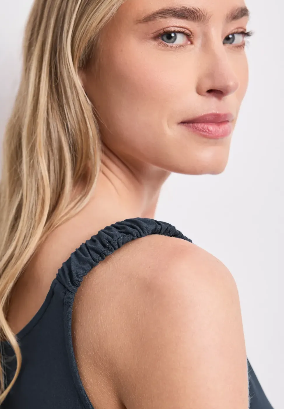 Robe longueur genou avec bretelles froncées