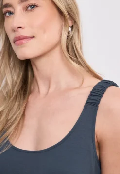 Robe longueur genou avec bretelles froncées