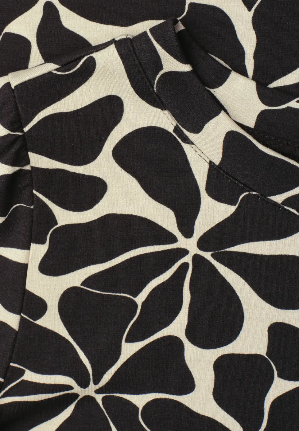 Robe longueur genou avec manches bouffantes