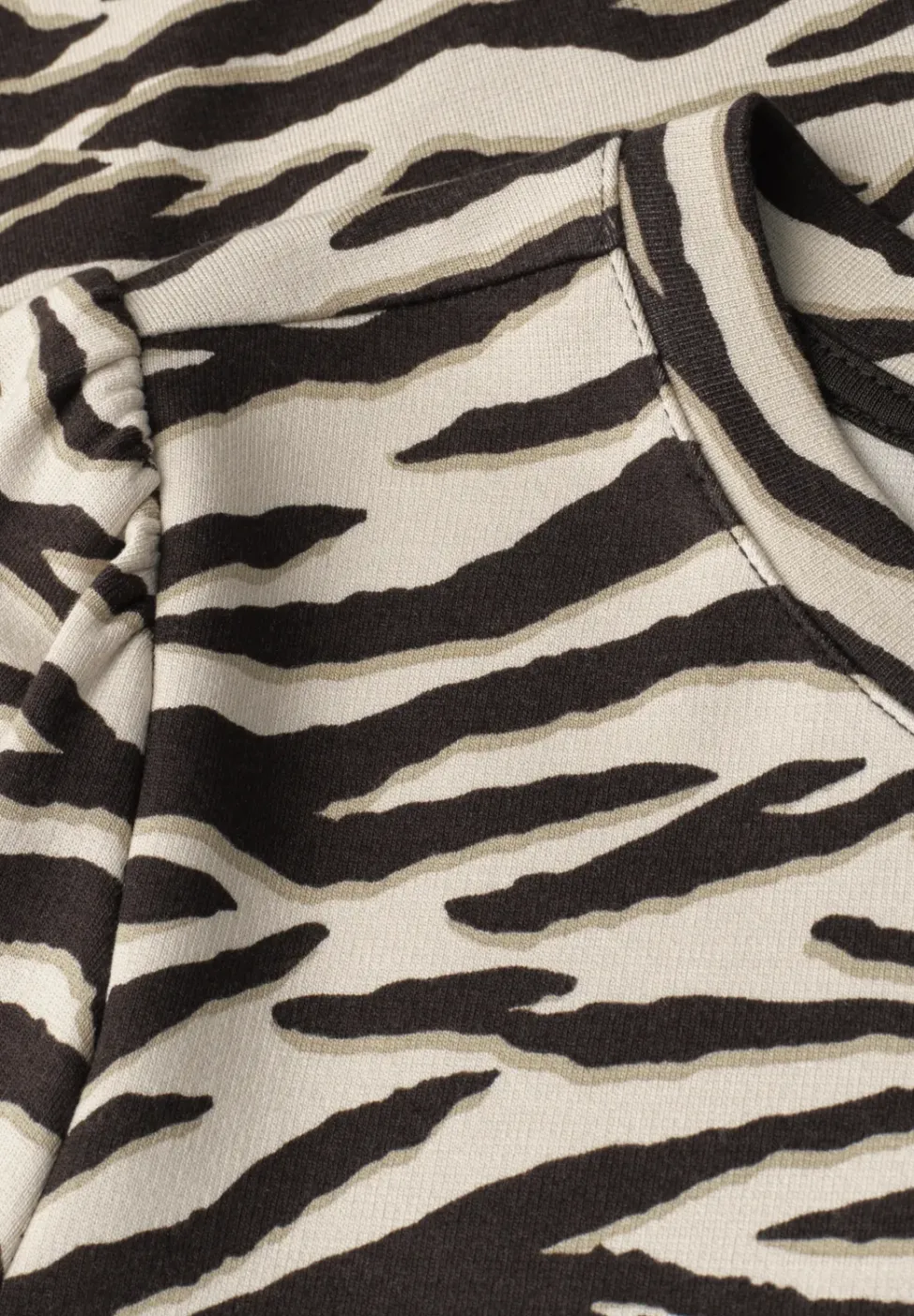 Robe longueur genou avec manches bouffantes