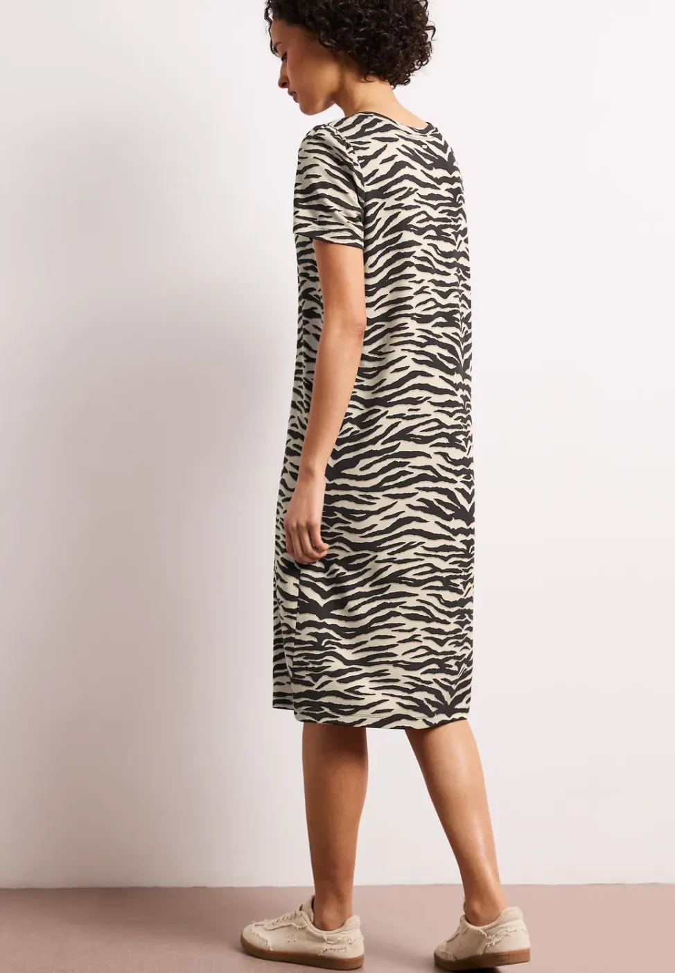 Robe longueur genou avec manches bouffantes
