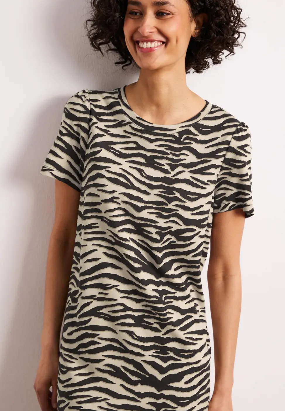 Robe longueur genou avec manches bouffantes