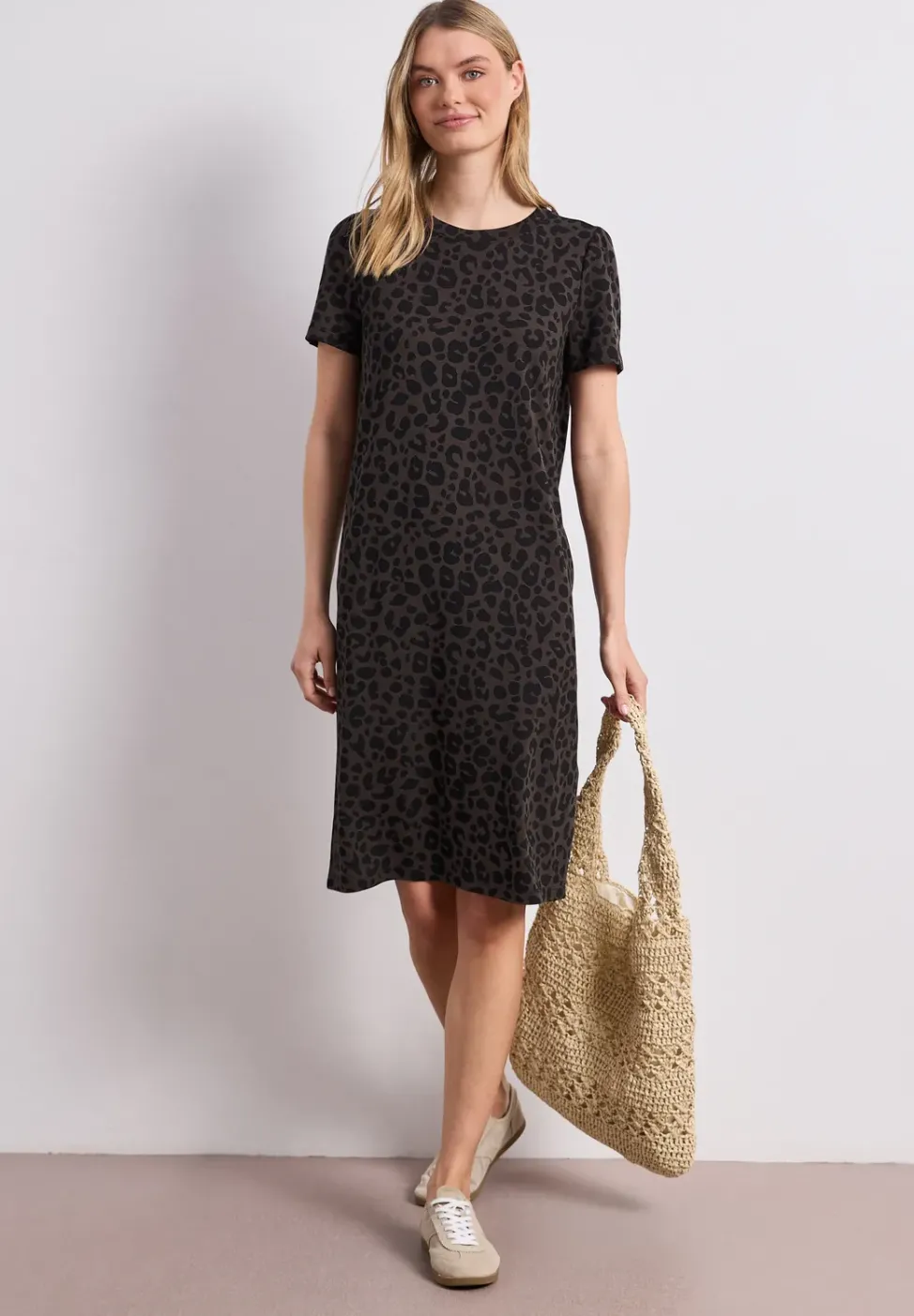 Robe longueur genou avec manches bouffantes