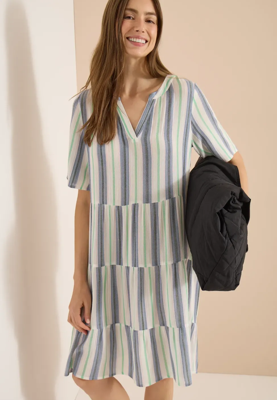 Robe longueur genou à col fendu et rayures