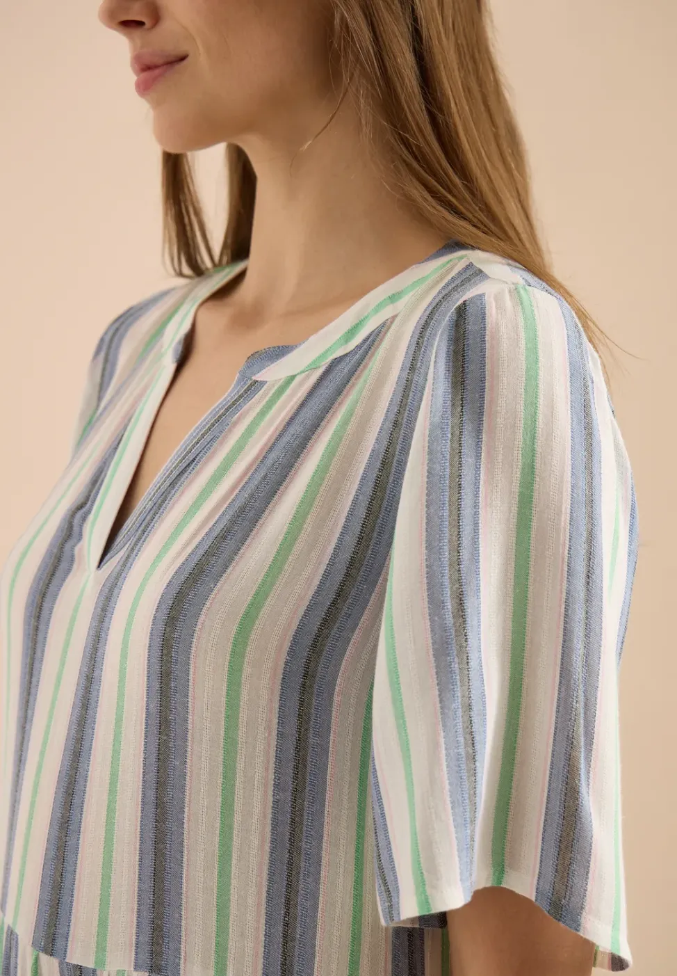Robe longueur genou à col fendu et rayures