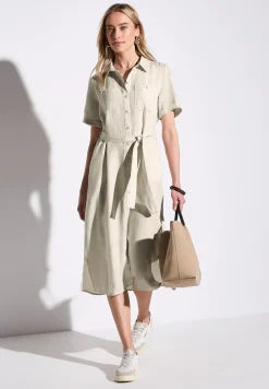 Robe à manches courtes avec patte de boutonnage