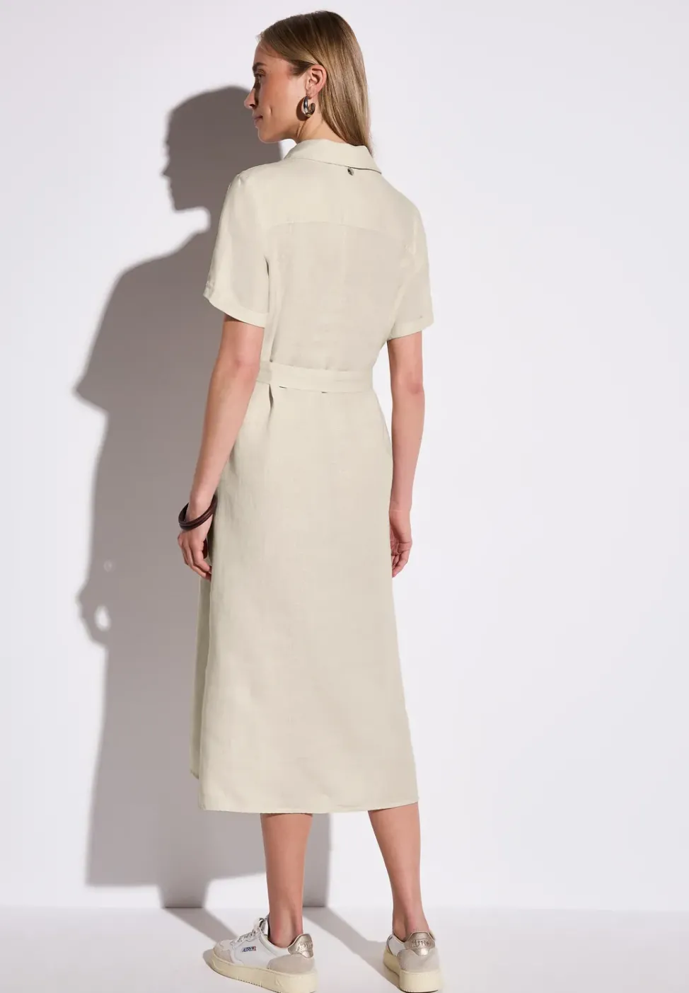 Robe à manches courtes avec patte de boutonnage