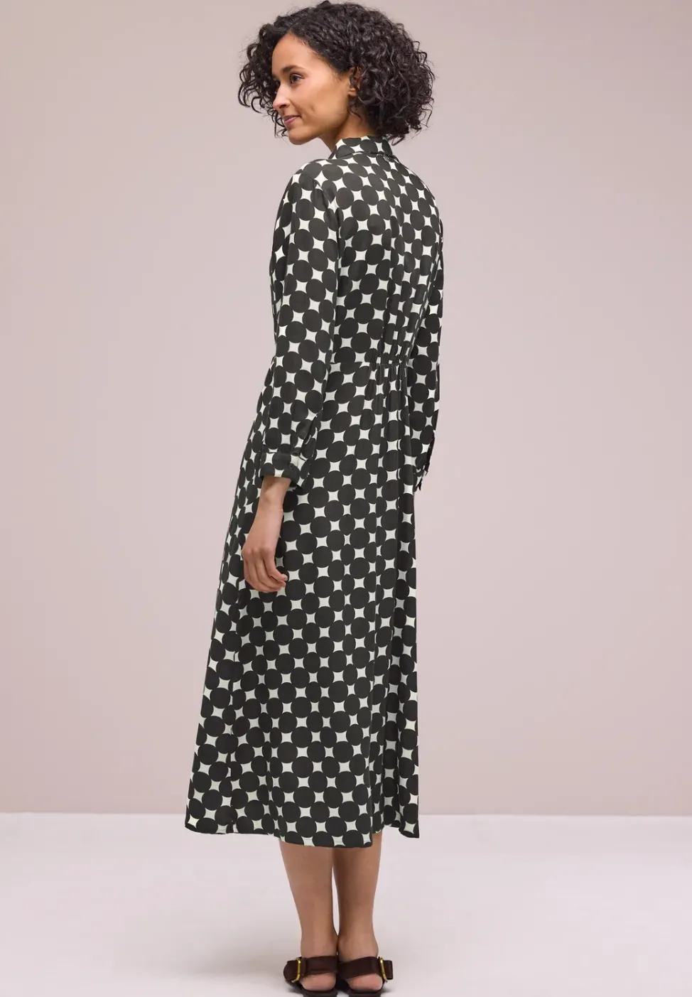 Robe midi avec boutons et motifs à pois