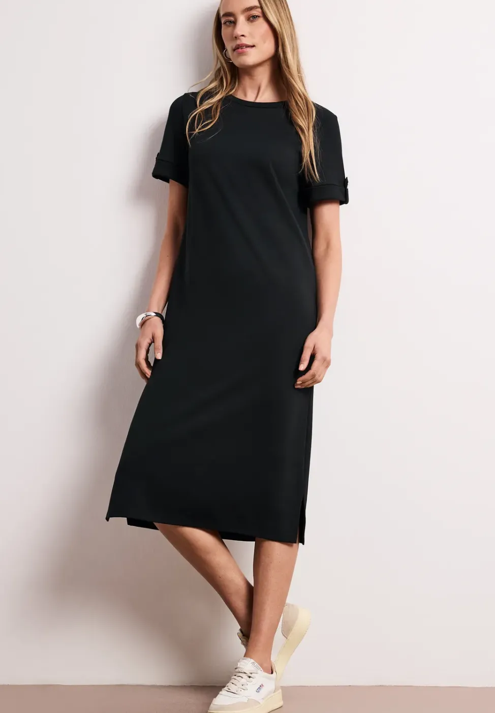 Robe midi à col rond avec boutons aux manches