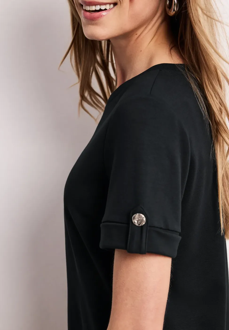 Robe midi à col rond avec boutons aux manches