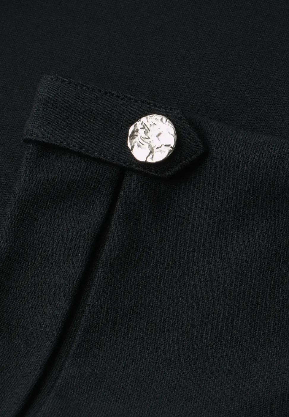 Robe midi à col rond avec boutons aux manches