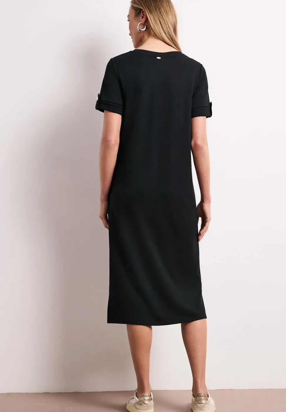 Robe midi à col rond avec boutons aux manches