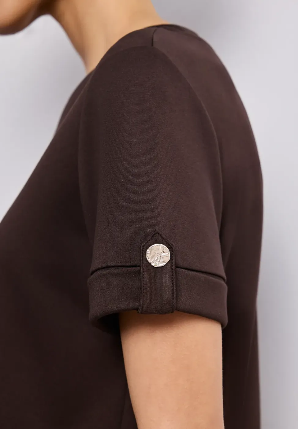 Robe midi à col rond avec boutons aux manches