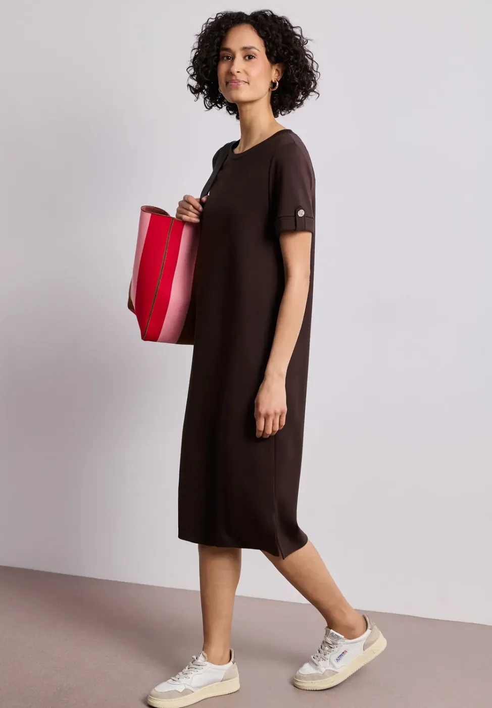 Robe midi à col rond avec boutons aux manches