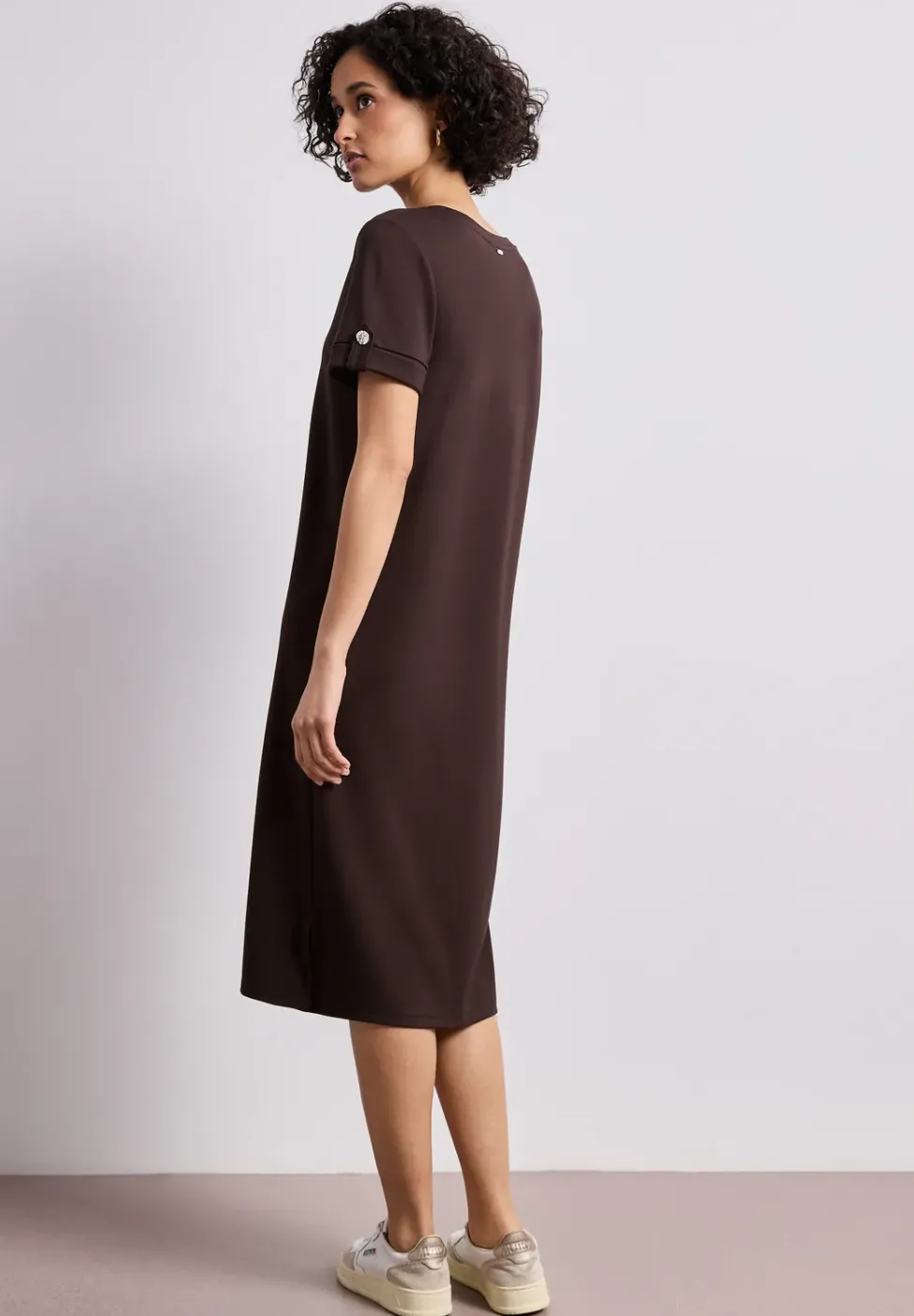 Robe midi à col rond avec boutons aux manches