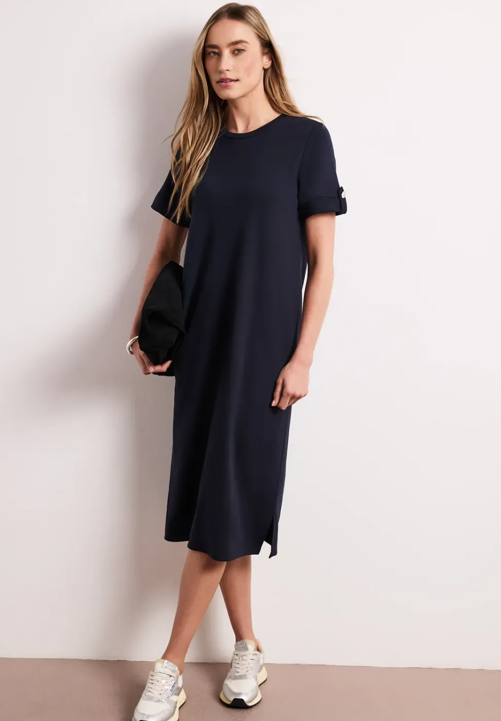 Robe midi à col rond avec boutons aux manches