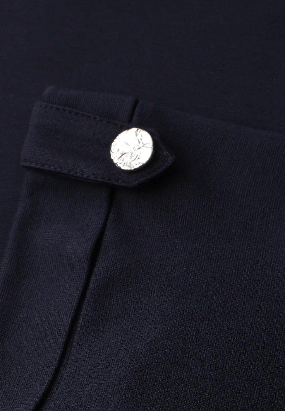 Robe midi à col rond avec boutons aux manches