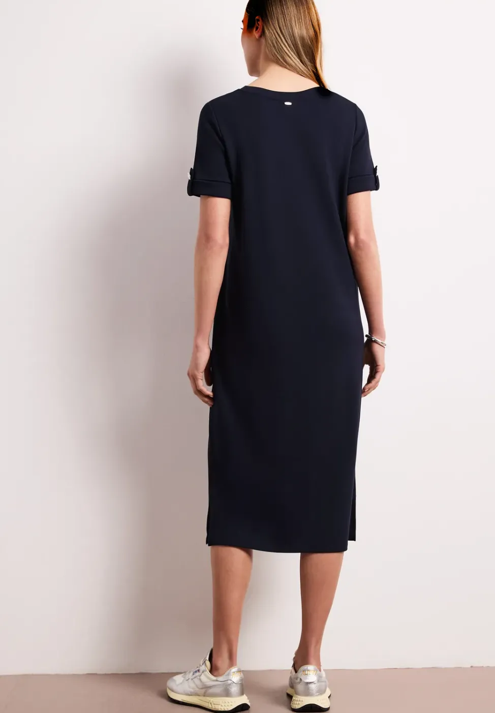 Robe midi à col rond avec boutons aux manches