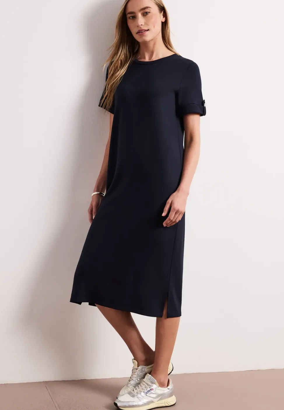 Robe midi à col rond avec boutons aux manches