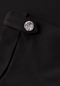 Robe midi à col rond avec boutons aux manches