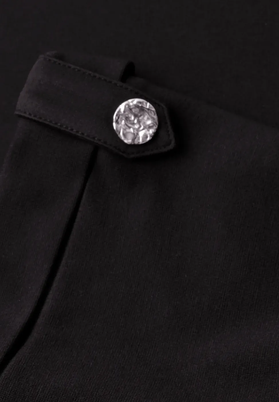 Robe midi à col rond avec boutons aux manches