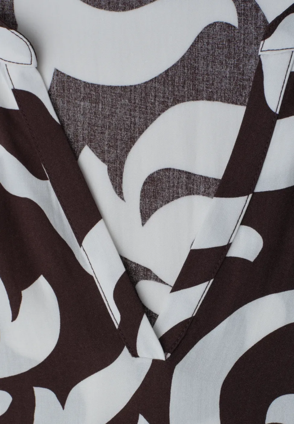 Robe midi imprimée à col fendu