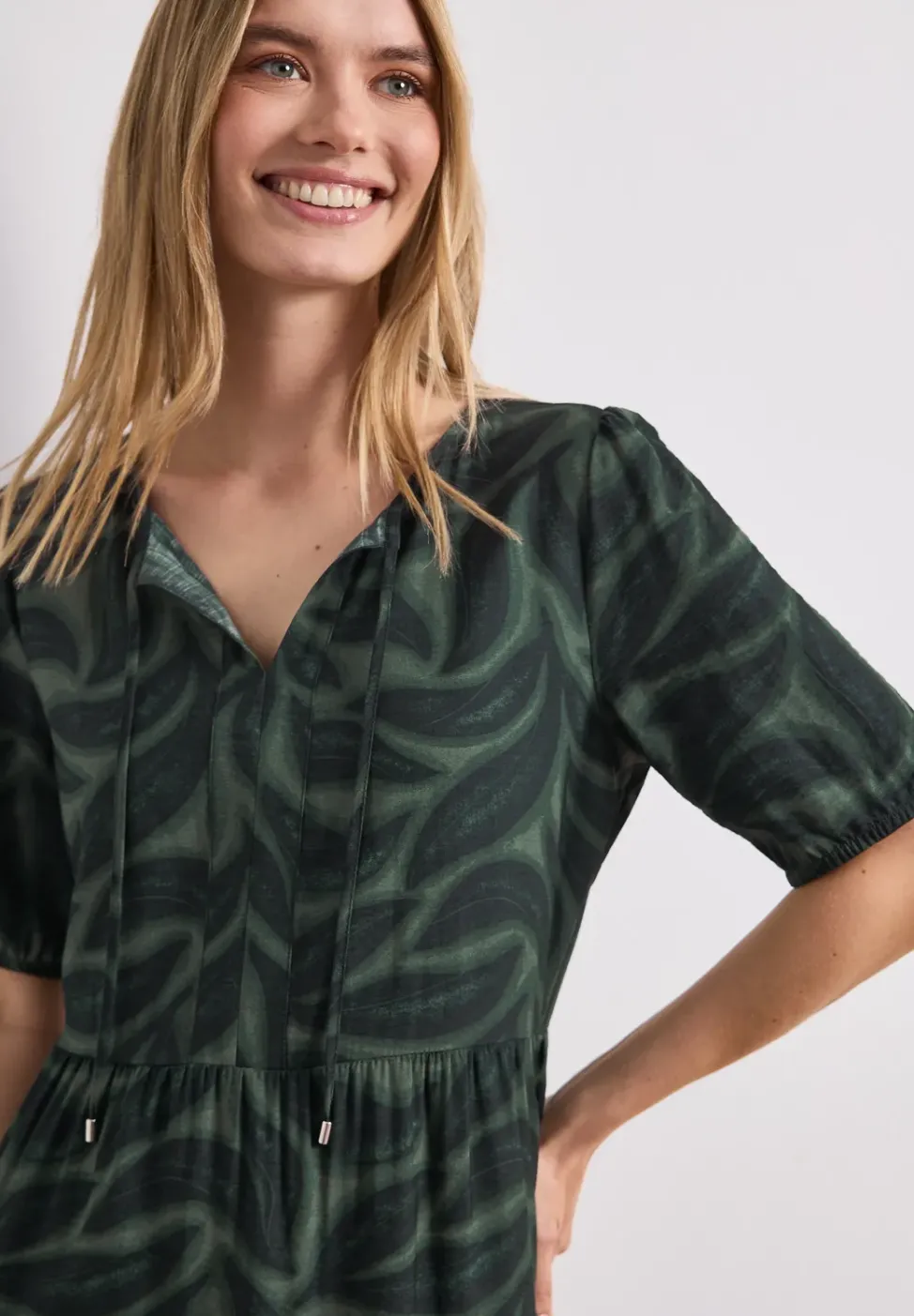 Robe midi imprimée à col fendu